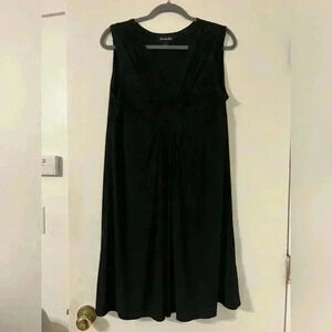 Flattering little black dress size 16 (E124)